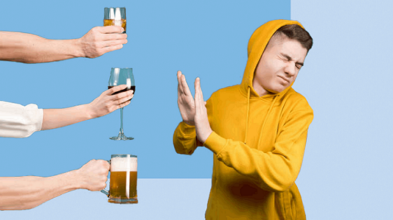 Парень в жёлтом худи жмурится, и отказывает жестом на тянущиеся руки с ёмкостями с алкоголем